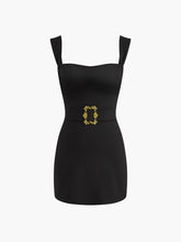 Kurzes Kleid mit eckigem Ausschnitt und Gürtel